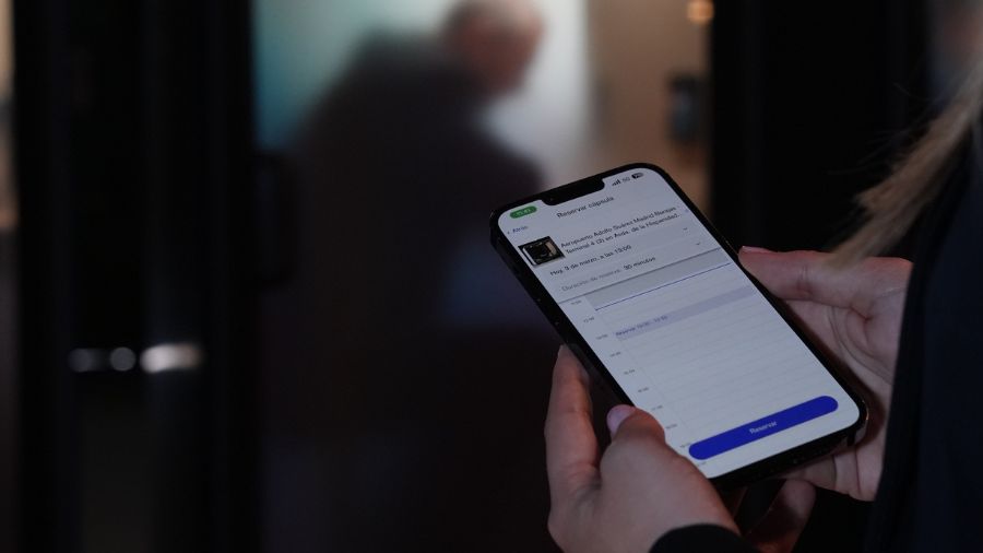 Mujer utilixando la app de Pôdo en su teléfono móvil